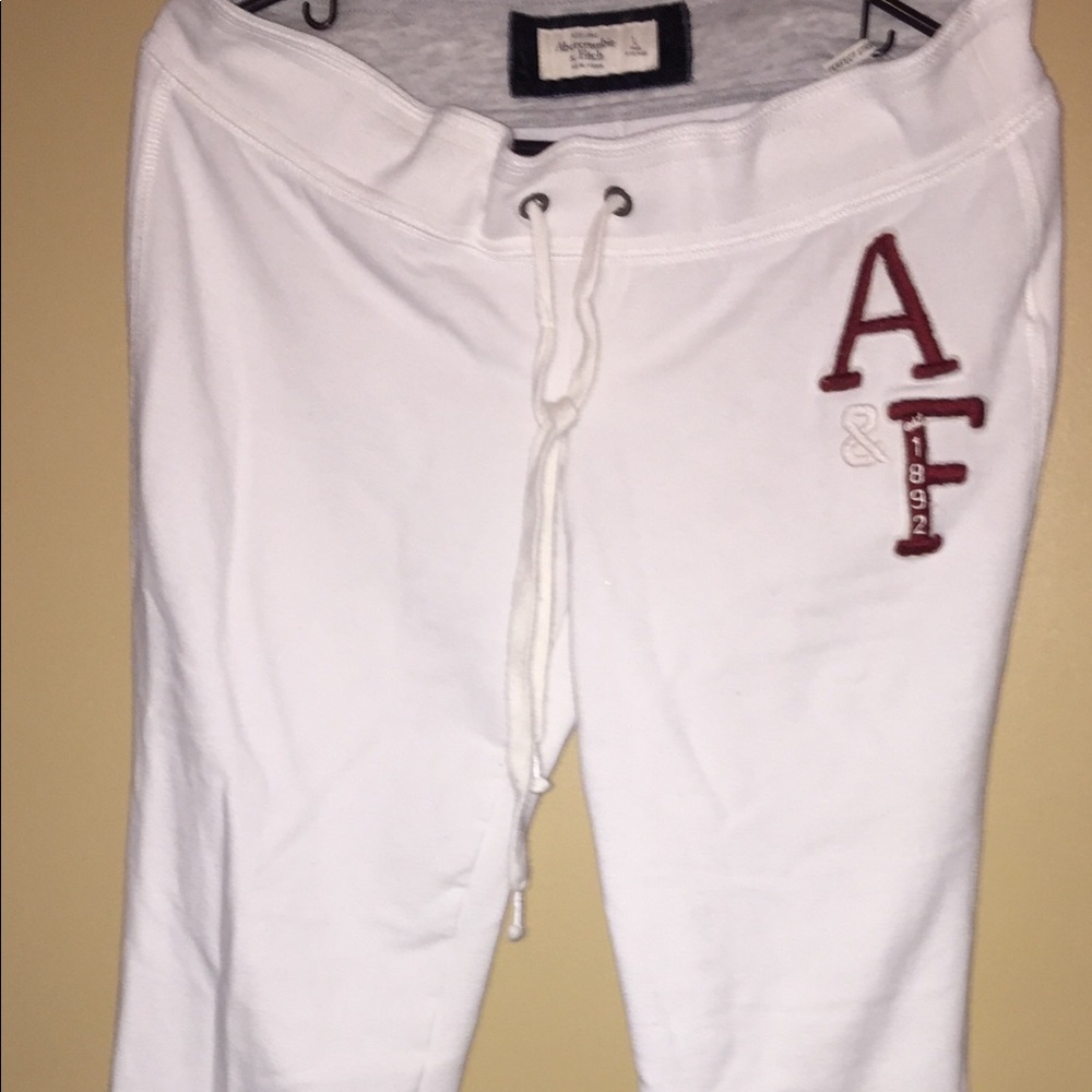 ✅White With Maroon Details Size L Great Condition!